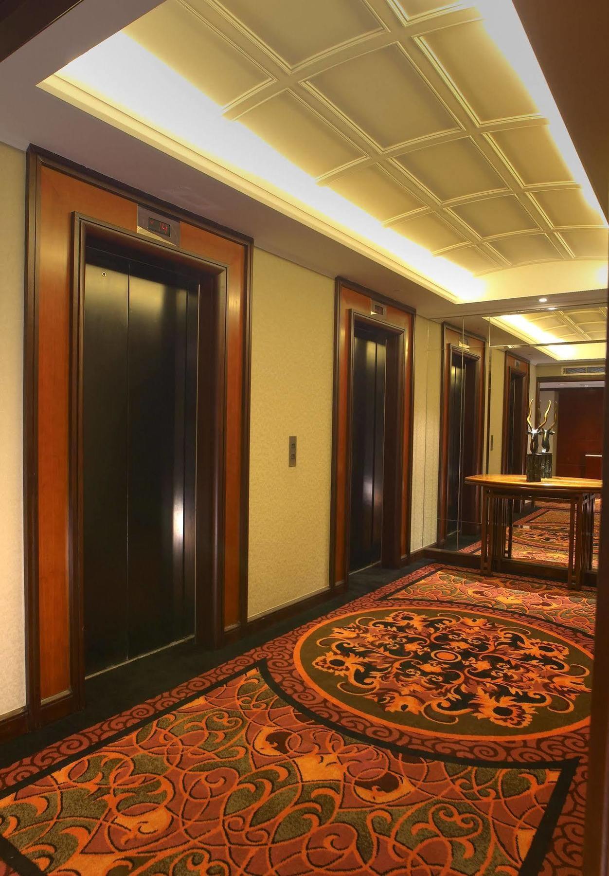 Metropark Hotel Kowloon Hong Kong Exterior photo
