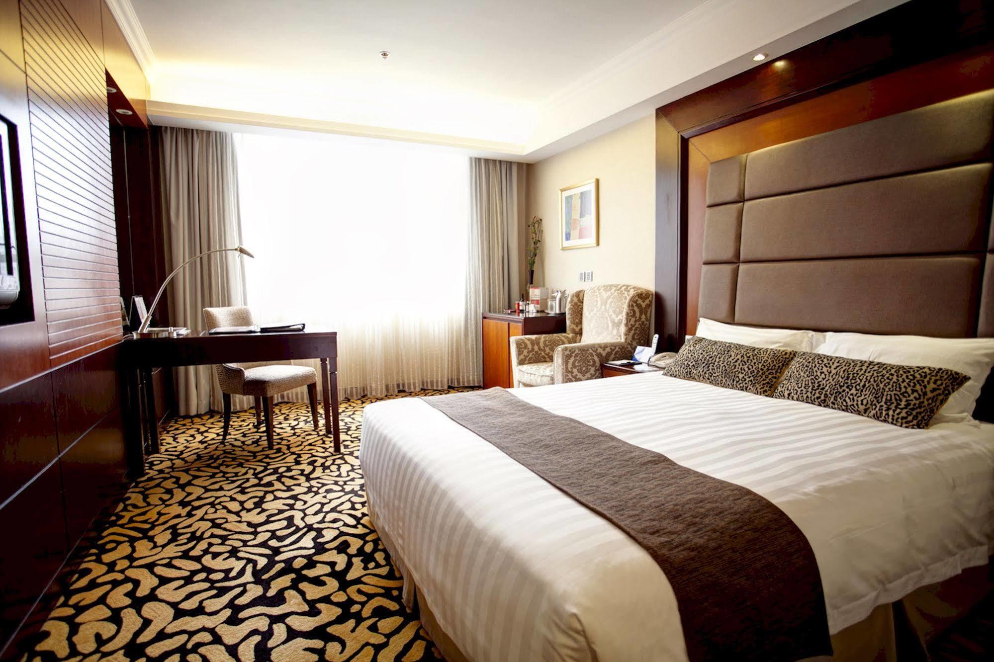 Metropark Hotel Kowloon Hong Kong Exterior photo