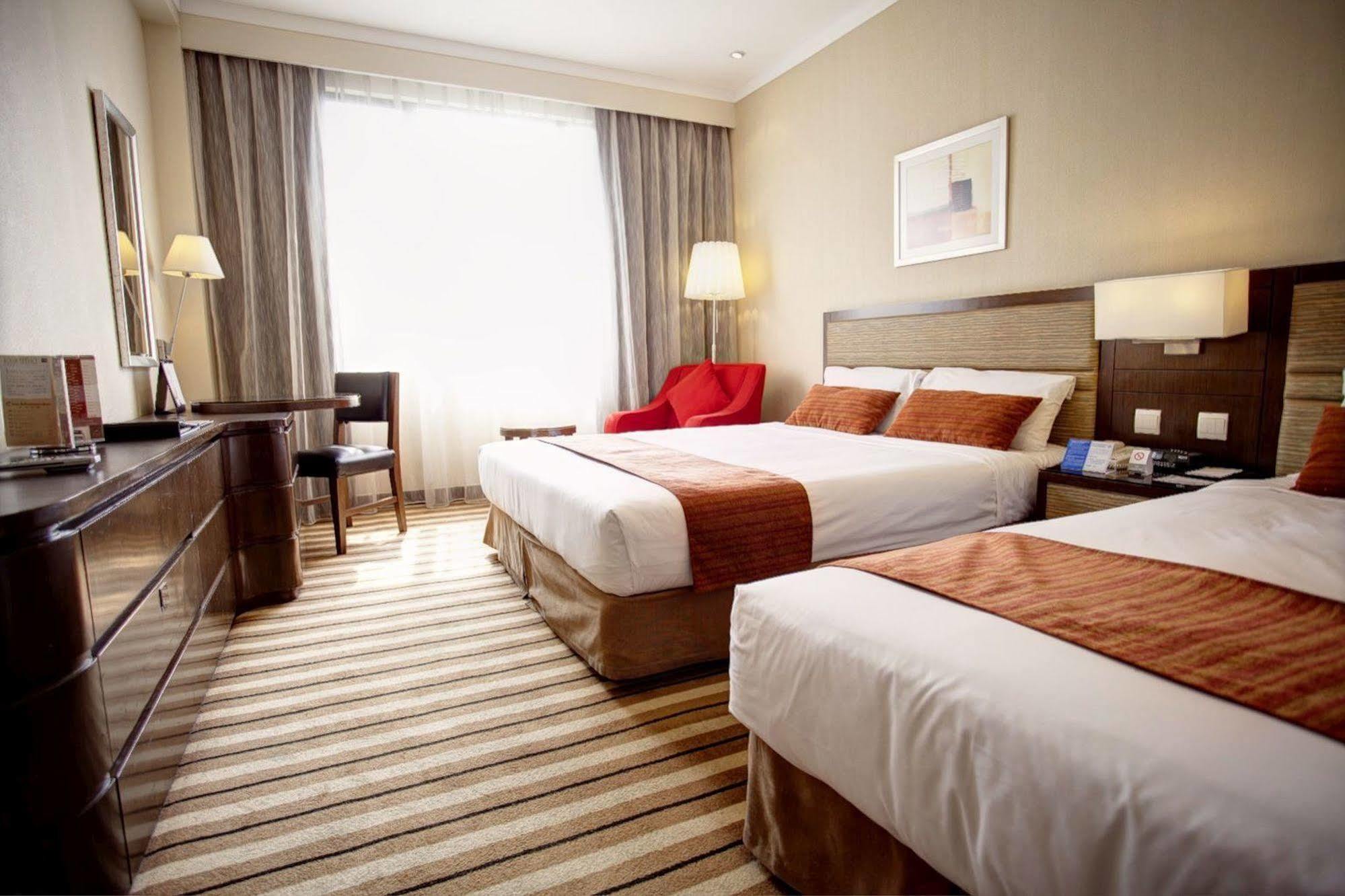Metropark Hotel Kowloon Hong Kong Exterior photo