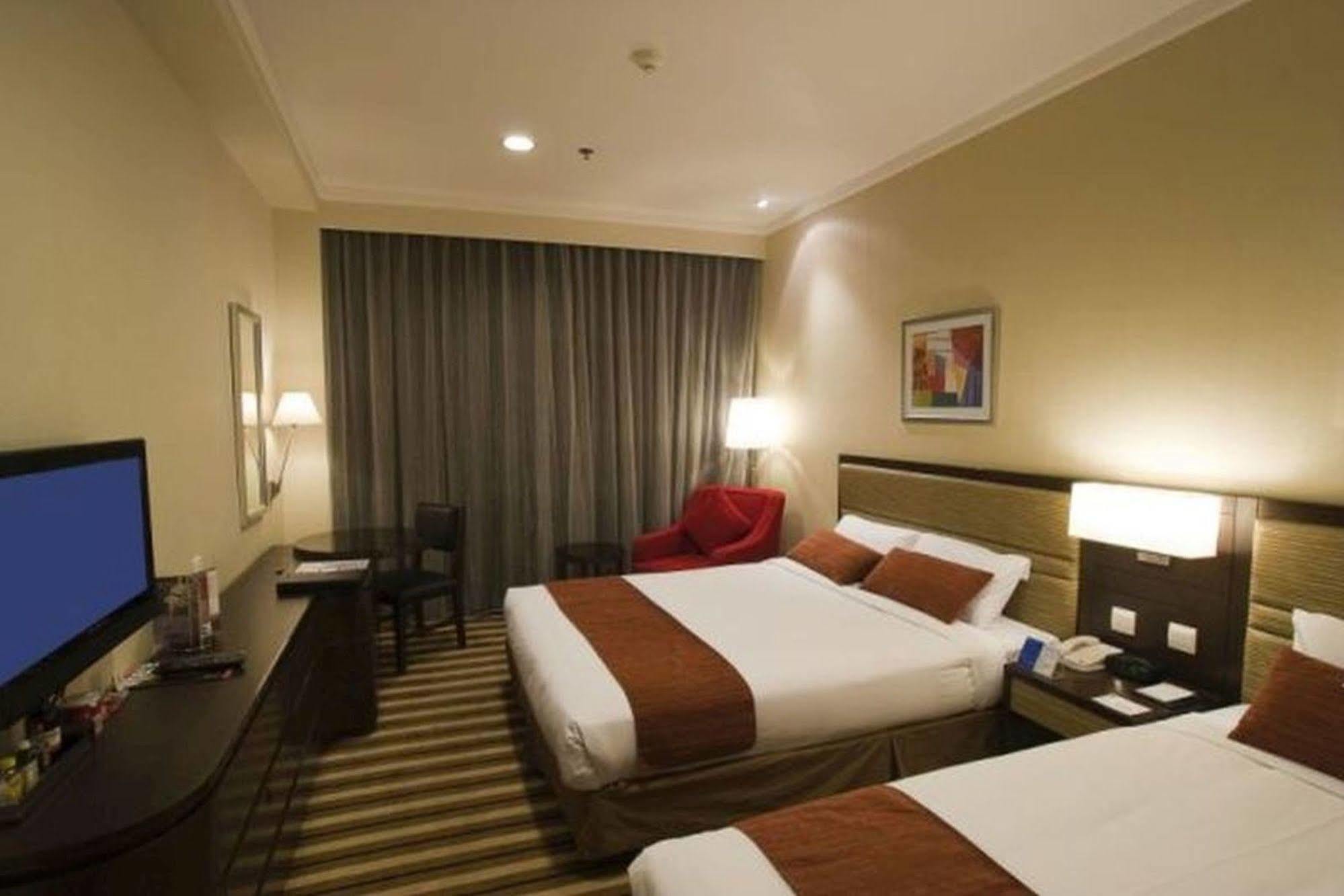 Metropark Hotel Kowloon Hong Kong Exterior photo